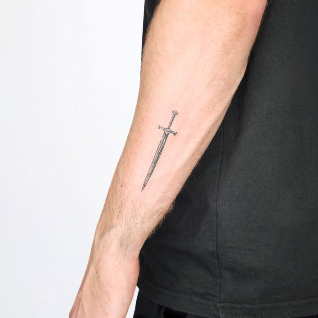 Feines Schwert Tattoo am Unterarm – minimalistisches Design im Fineline-Stil, gestochen in Widnau.